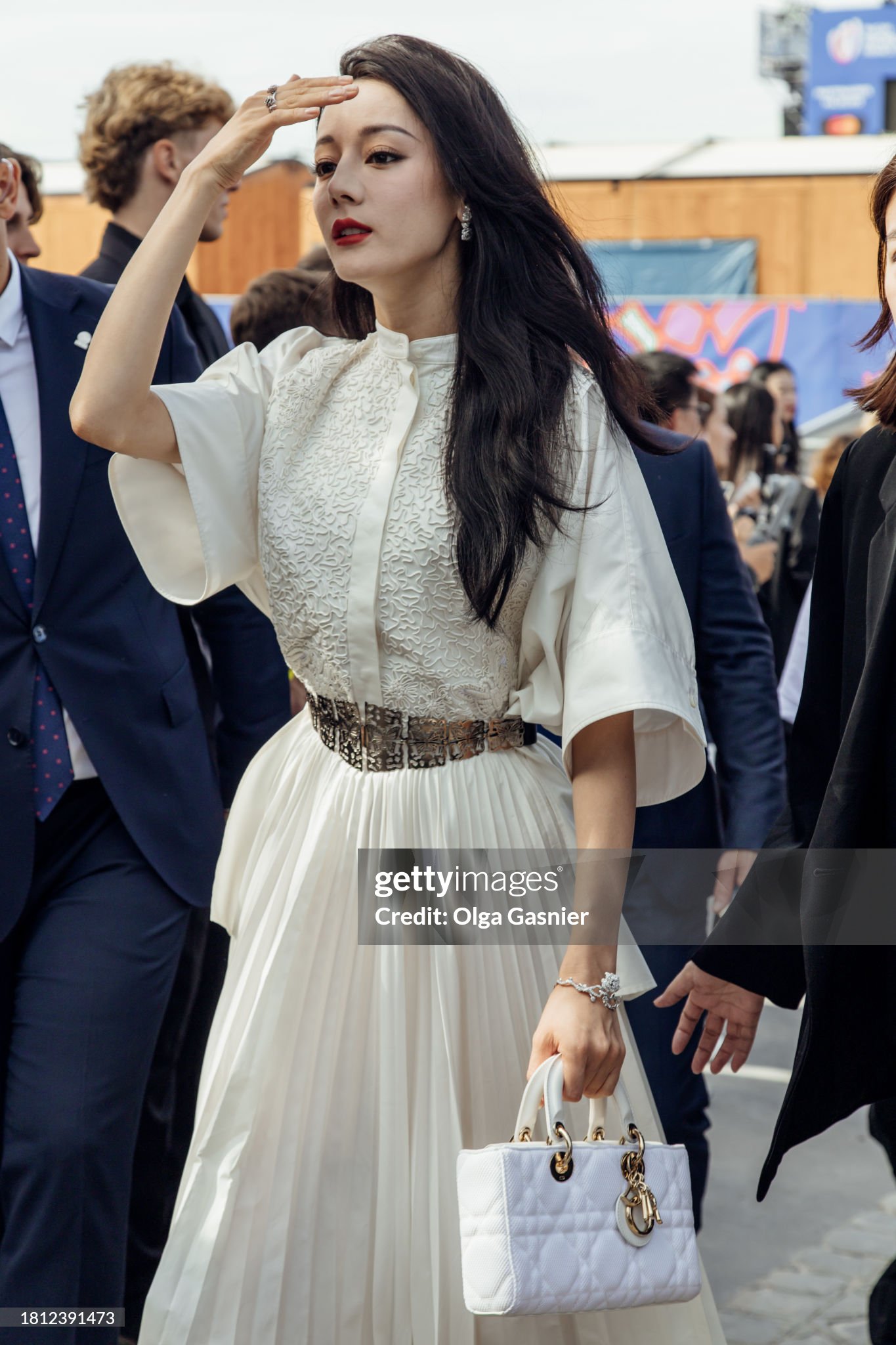 Địch Lệ Nhiệt Ba chưa thoát drama: Ảnh đẹp long lanh tại show Dior là giả, bị hãng cho mặc đồ giá trị thấp?- Ảnh 11.