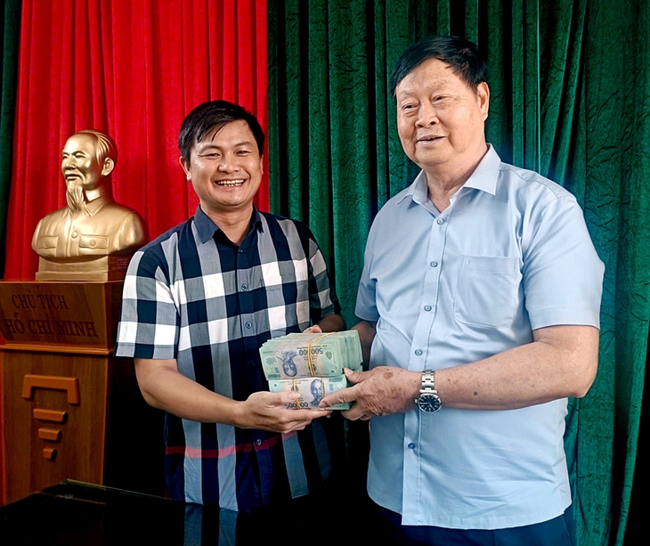 Học sinh bị ngộ độc, nữ hiệu phó không cho đưa đi bệnh viện; Thầy giáo ủng hộ 1 tỉ đồng cho vùng bão - Ảnh 2.