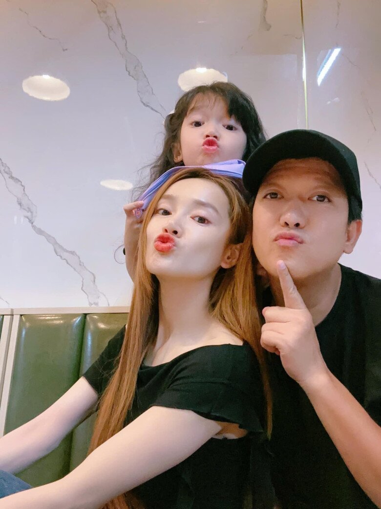 Con gái đầu lòng xinh xắn của Trường Giang và Nhã Phương.