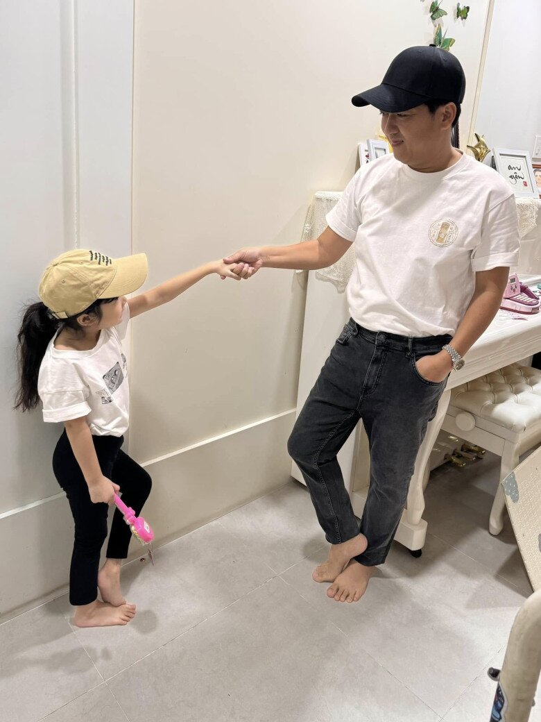 Bé Destiny rất quấn quýt với bố, thường xuyên cho Nhã Phương “ra rìa”.