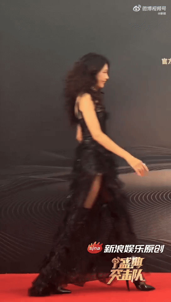 Kiều nữ U60 đẹp bất khả chiến bại hút hơn 900 triệu view, cực phẩm nhất là cặp chân trị giá 100 tỷ đồng- Ảnh 4.