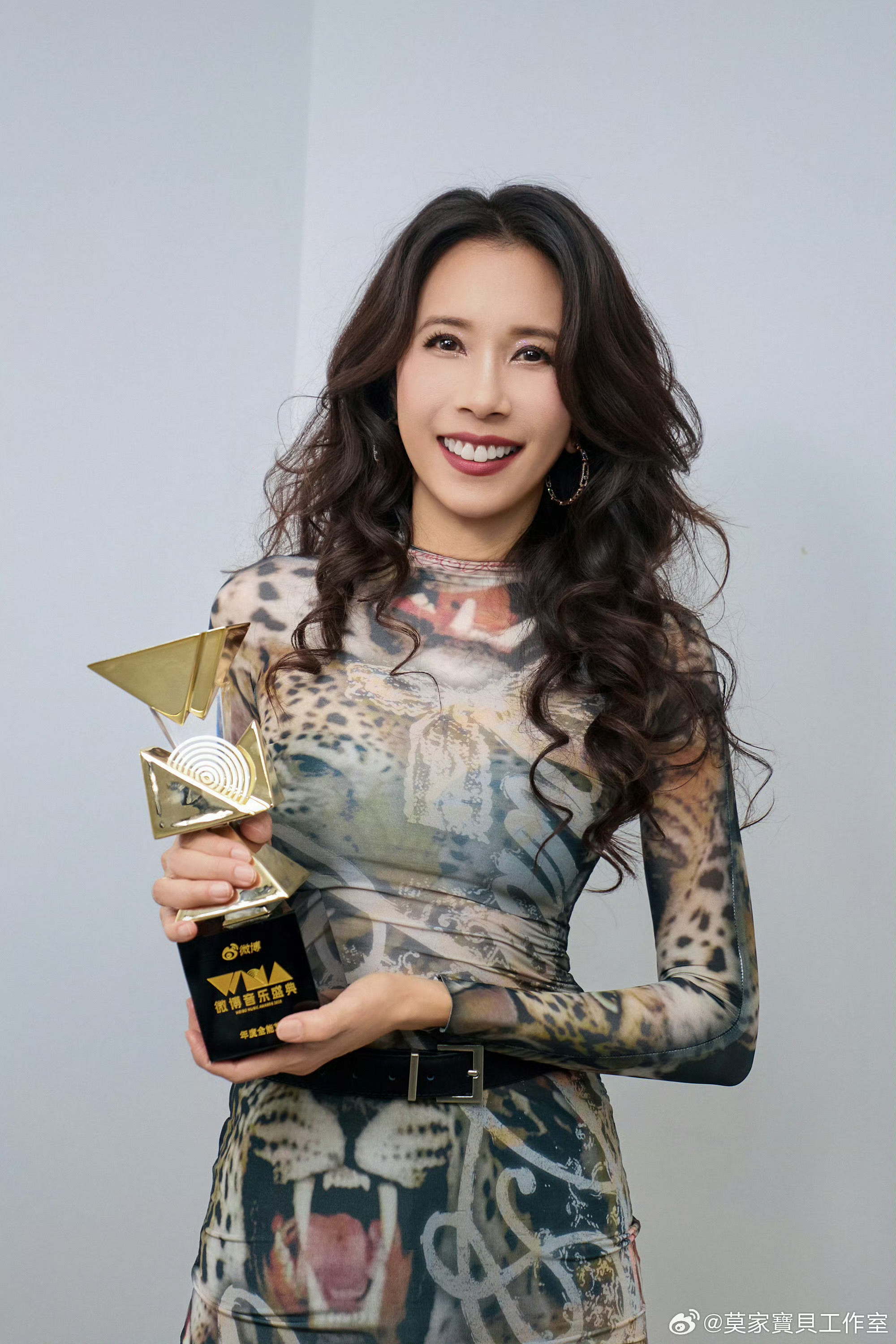 Kiều nữ U60 đẹp bất khả chiến bại hút hơn 900 triệu view, cực phẩm nhất là cặp chân trị giá 100 tỷ đồng- Ảnh 5.