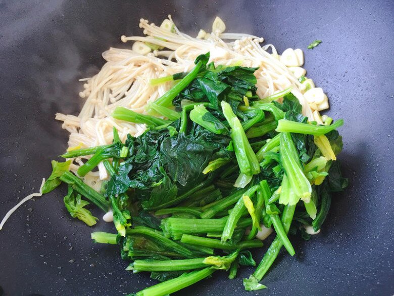 Hai rau này xào chung với nhau ăn ngon không cần thịt, lại rất bổ gan, bỏ qua thật phí - 8