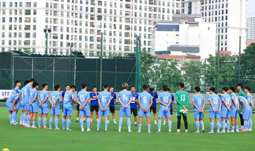 HLV Đinh Hồng Vinh tạm quyền dẫn dắt U-23 Việt Nam do ông Kim Sang-sik bận nắm tuyển Việt Nam đá hai trận vòng loại Asian Cup 2027 tiếp khách Nepal. Ảnh: VFF. U-23 Việt Nam