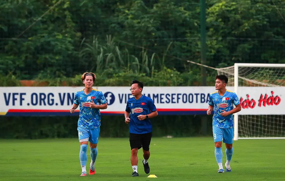Tiền vệ Việt kiều Lê Viktor hào hứng trong buổi tập đầu tiên. Ảnh: VFF. u-23-viet-nam-da-voi-qatar-va-choi-giai-o-trung-quoc-de-san-vang-sea-games (3).jpg