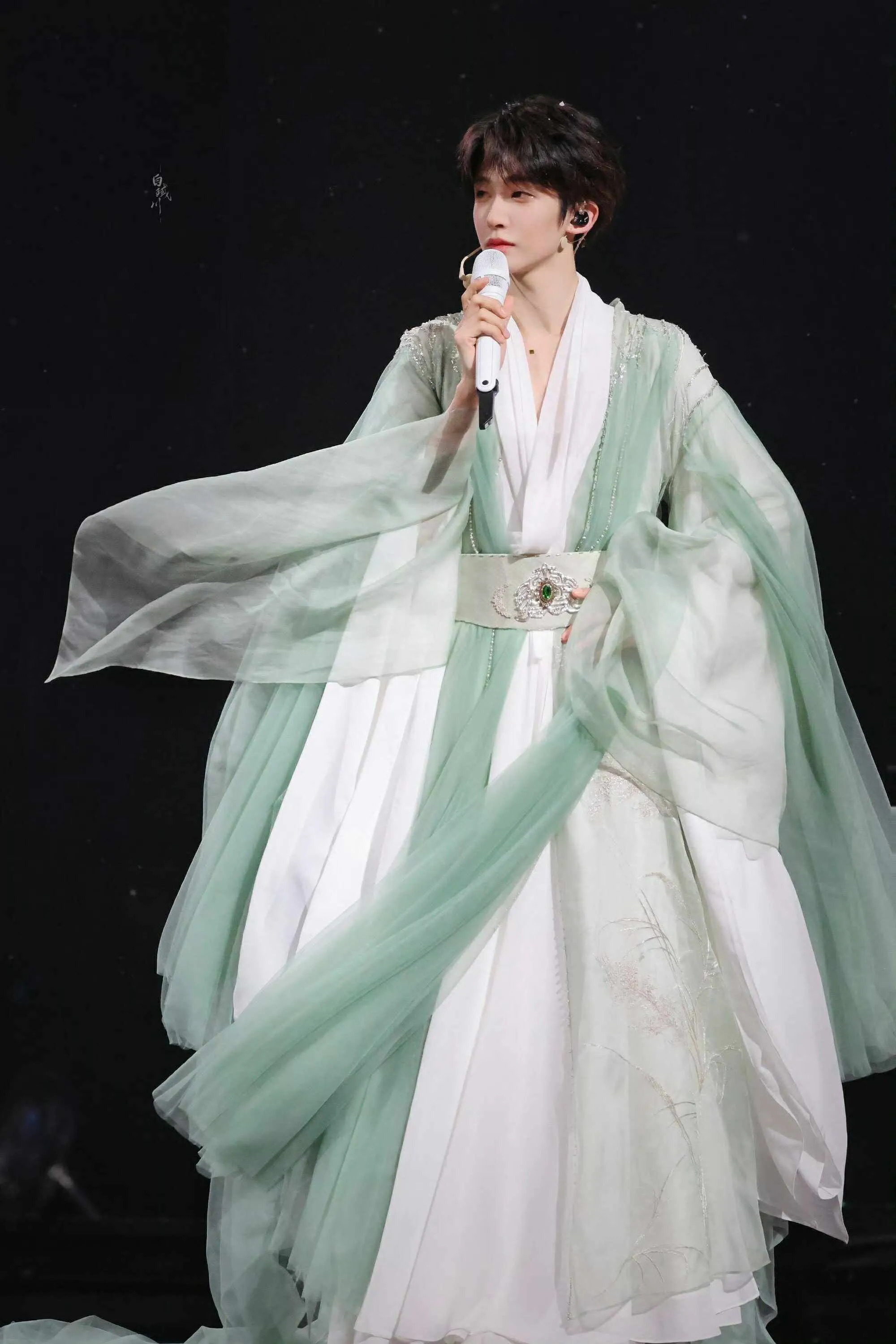 Nam ca sĩ Việt lên hot search Weibo 12 triệu lượt đọc với từ khóa đạo nhái sao Trung Quốc là ai?- Ảnh 4. Nam ca sĩ Việt lên hot search Weibo 12 triệu lượt đọc với từ khóa đạo nhái sao Trung Quốc là ai?- Ảnh 4.