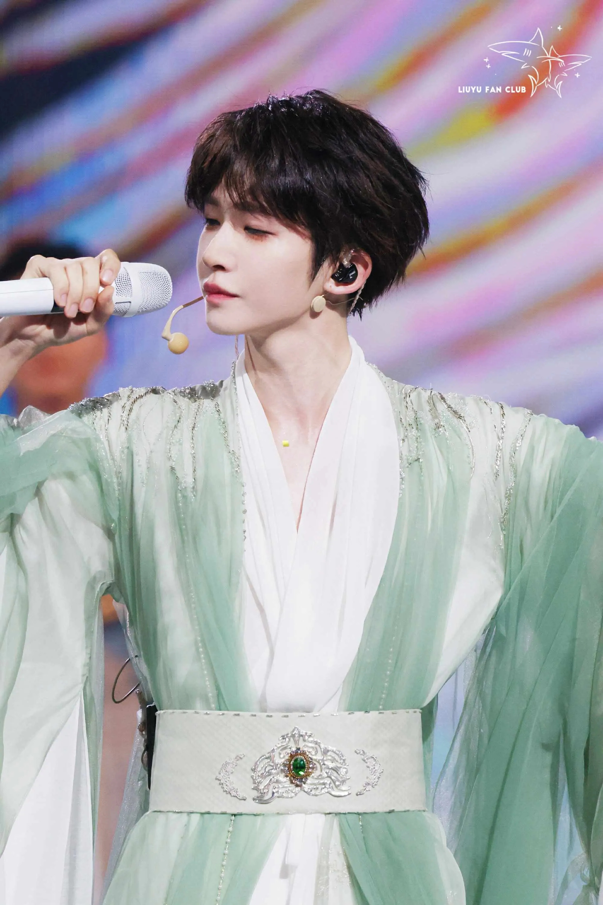 Nam ca sĩ Việt lên hot search Weibo 12 triệu lượt đọc với từ khóa đạo nhái sao Trung Quốc là ai?- Ảnh 5. Nam ca sĩ Việt lên hot search Weibo 12 triệu lượt đọc với từ khóa đạo nhái sao Trung Quốc là ai?- Ảnh 5.