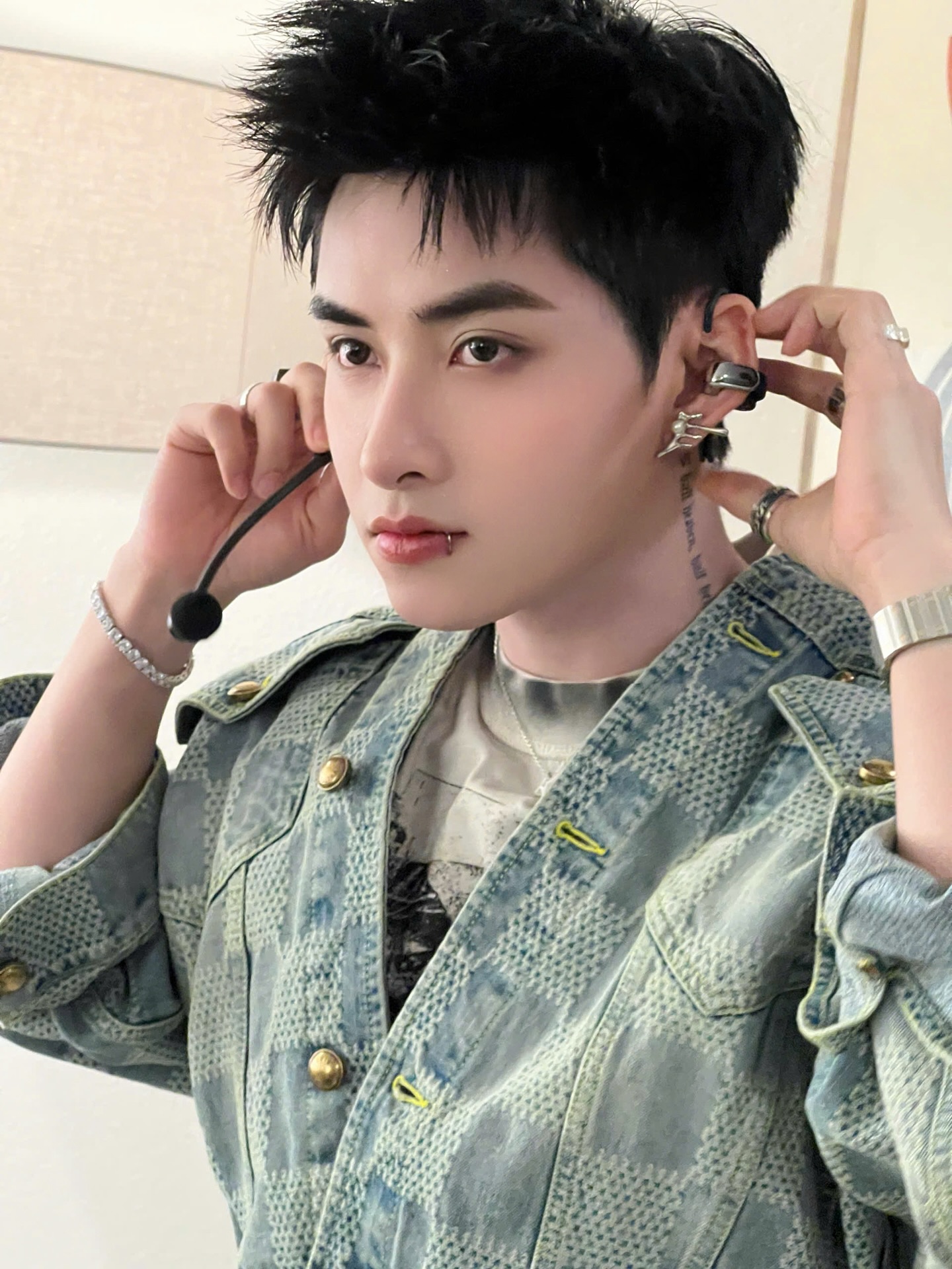 Nam ca sĩ Việt lên hot search Weibo 12 triệu lượt đọc với từ khóa đạo nhái sao Trung Quốc là ai?- Ảnh 9. Nam ca sĩ Việt lên hot search Weibo 12 triệu lượt đọc với từ khóa đạo nhái sao Trung Quốc là ai?- Ảnh 9.