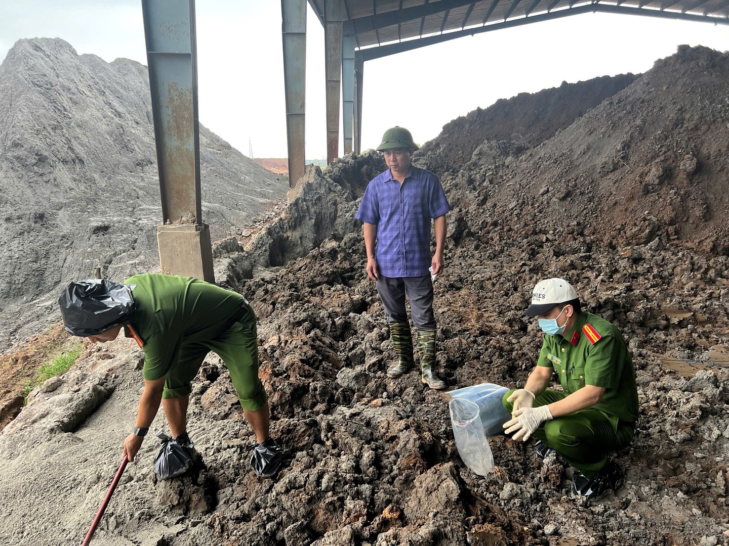 Bắt tạm giam giám đốc công ty xử lý môi trường gây ô nhiễm môi trường - Ảnh 2.