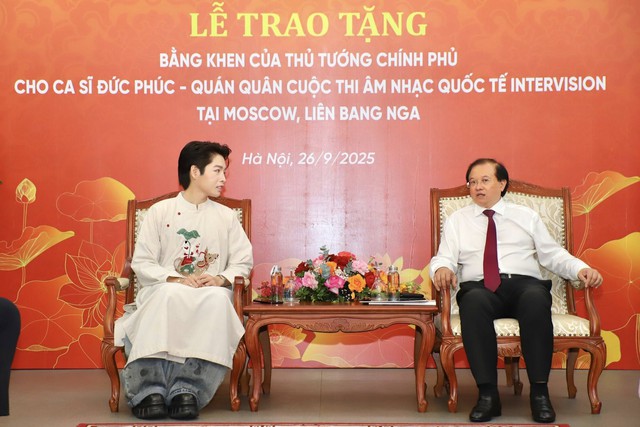 Thủ tướng Chính Phủ tặng bằng khen cho Đức Phúc sau chiến thắng lịch sử tại Intervision 2025- Ảnh 2. Thủ tướng Chính Phủ tặng bằng khen cho Đức Phúc sau chiến thắng lịch sử tại Intervision 2025- Ảnh 2.