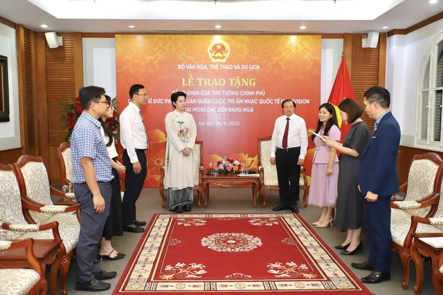 Thủ tướng Chính Phủ tặng bằng khen cho Đức Phúc sau chiến thắng lịch sử tại Intervision 2025- Ảnh 3. Thủ tướng Chính Phủ tặng bằng khen cho Đức Phúc sau chiến thắng lịch sử tại Intervision 2025- Ảnh 3.