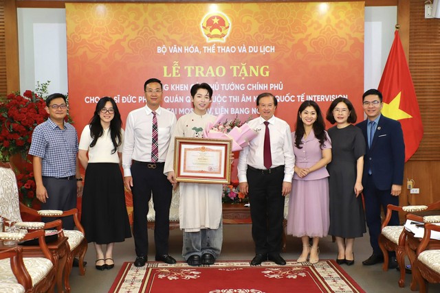 Thủ tướng Chính Phủ tặng bằng khen cho Đức Phúc sau chiến thắng lịch sử tại Intervision 2025- Ảnh 5. Thủ tướng Chính Phủ tặng bằng khen cho Đức Phúc sau chiến thắng lịch sử tại Intervision 2025- Ảnh 5.