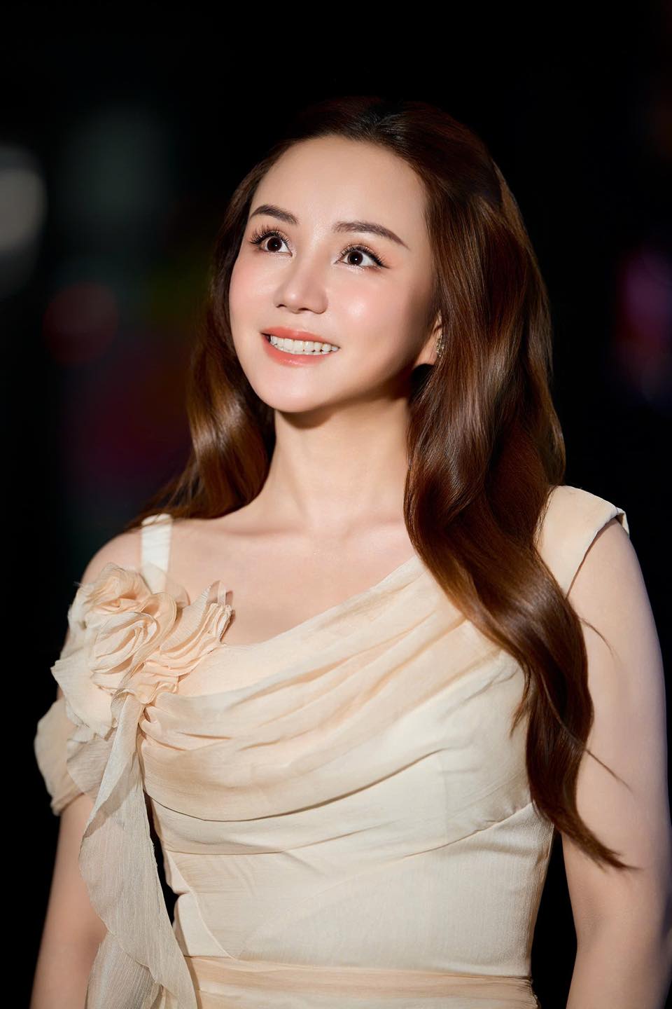 Nữ ca sĩ “sượng trân” khi được giới thiệu là nghệ sĩ “sạch”, lập tức đính chính: Không thích drama mà drama thích tôi- Ảnh 3.