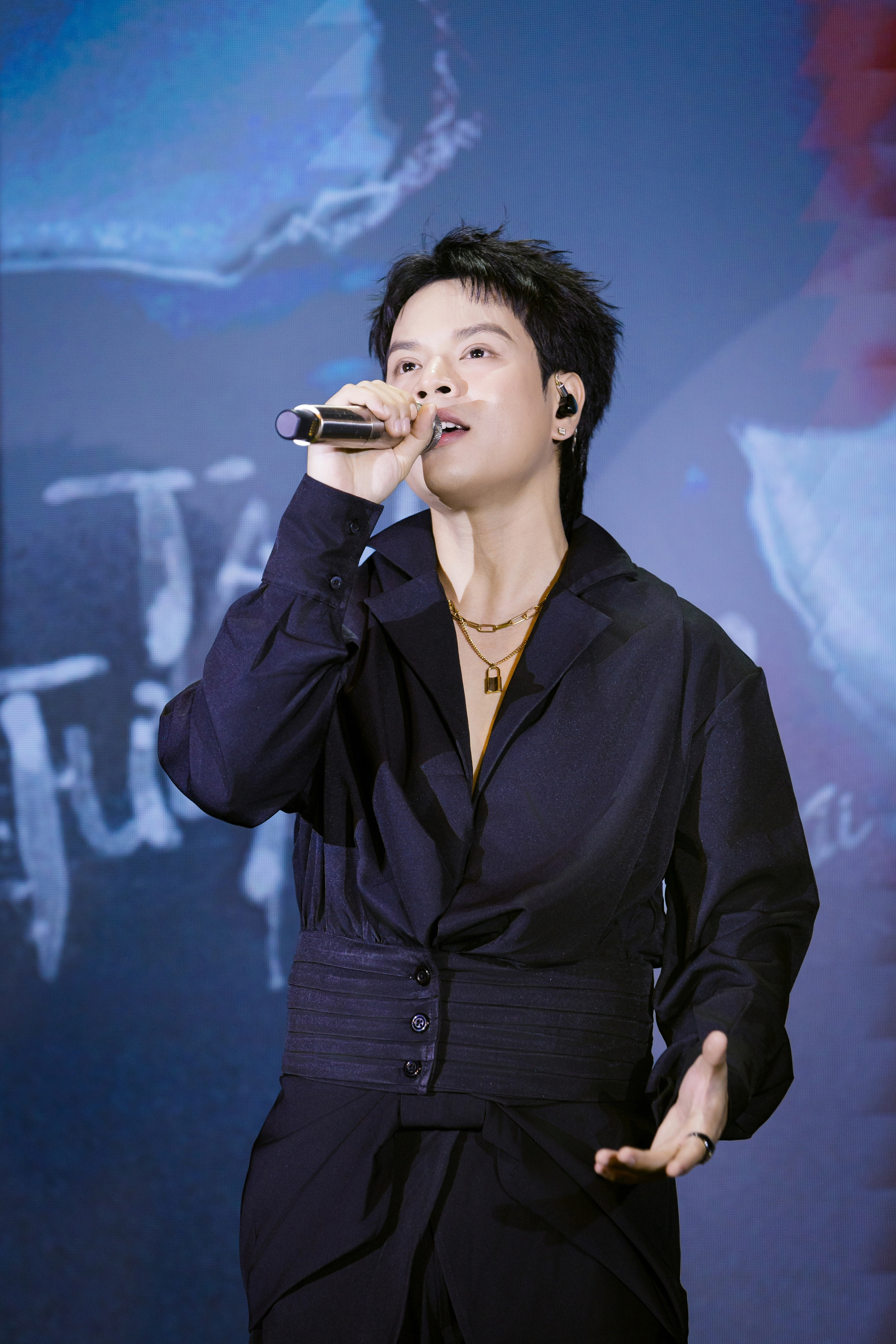 Nam ca sĩ có hit, cưới vợ hotgirl rồi “lặn” khỏi showbiz, hát hay thế này sao mãi không nổi?- Ảnh 4. Nam ca sĩ có hit, cưới vợ hotgirl rồi “lặn” khỏi showbiz, hát hay thế này sao mãi không nổi?- Ảnh 4.