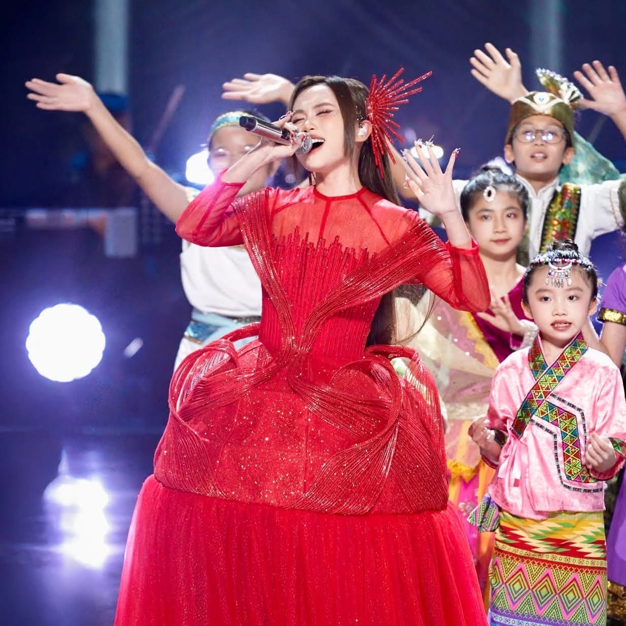 Những lần nghệ sĩ Việt vang danh quốc tế: Phương Mỹ Chi gây sốt khắp châu Á, Đức Phúc vô địch 44 năm có 1- Ảnh 4. Những lần nghệ sĩ Việt vang danh quốc tế: Phương Mỹ Chi gây sốt khắp châu Á, Đức Phúc vô địch 44 năm có 1- Ảnh 4.