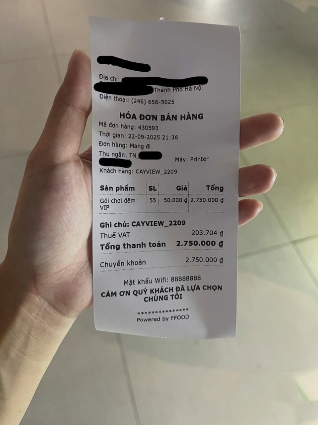 Các bạn này đã mạnh dạn gọi liền 55 combo máy tính trọn đêm với tổng hóa đơn 2,75 triệu đồng, chỉ để cùng nhau cày view cho MV Không Thời Gian