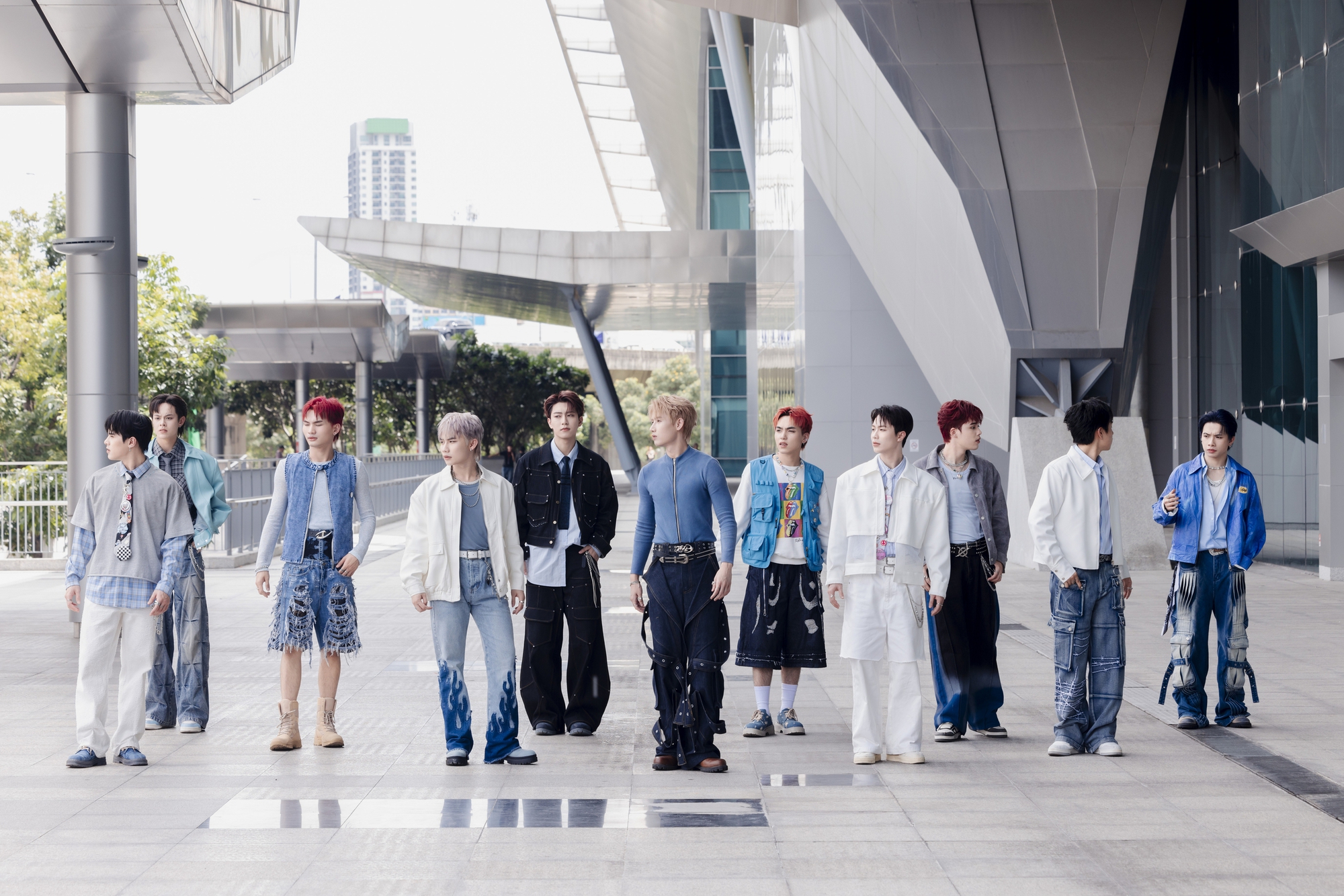 Nhóm tân binh Việt training 100 ngày bùng nổ visual, tung MV như idol quốc tế nhưng lyrics loạn xạ thế này?- Ảnh 2.