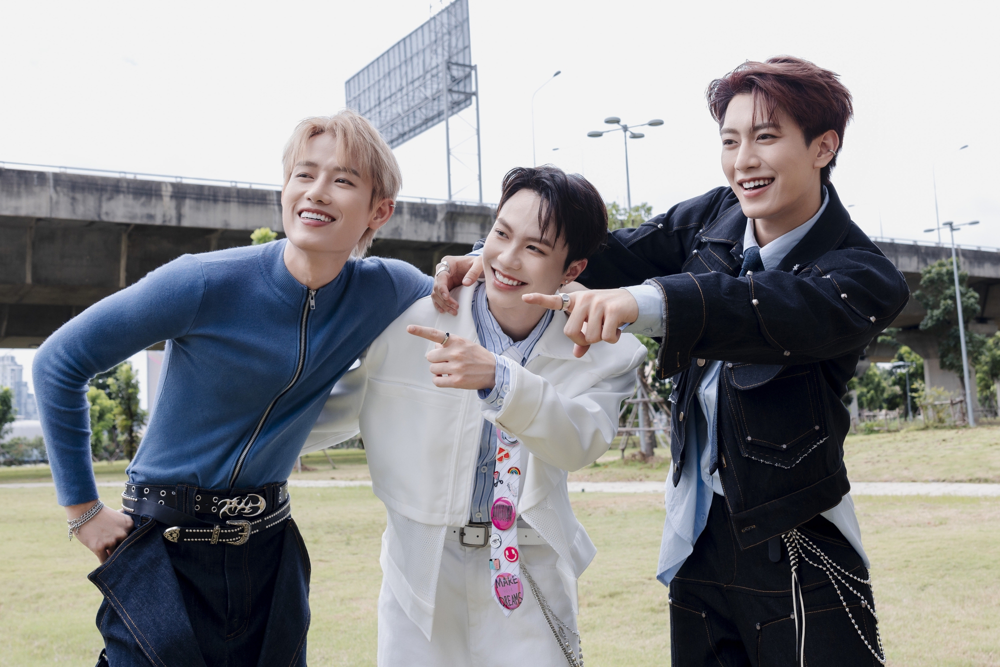 Nhóm tân binh Việt training 100 ngày bùng nổ visual, tung MV như idol quốc tế nhưng lyrics loạn xạ thế này?- Ảnh 6.