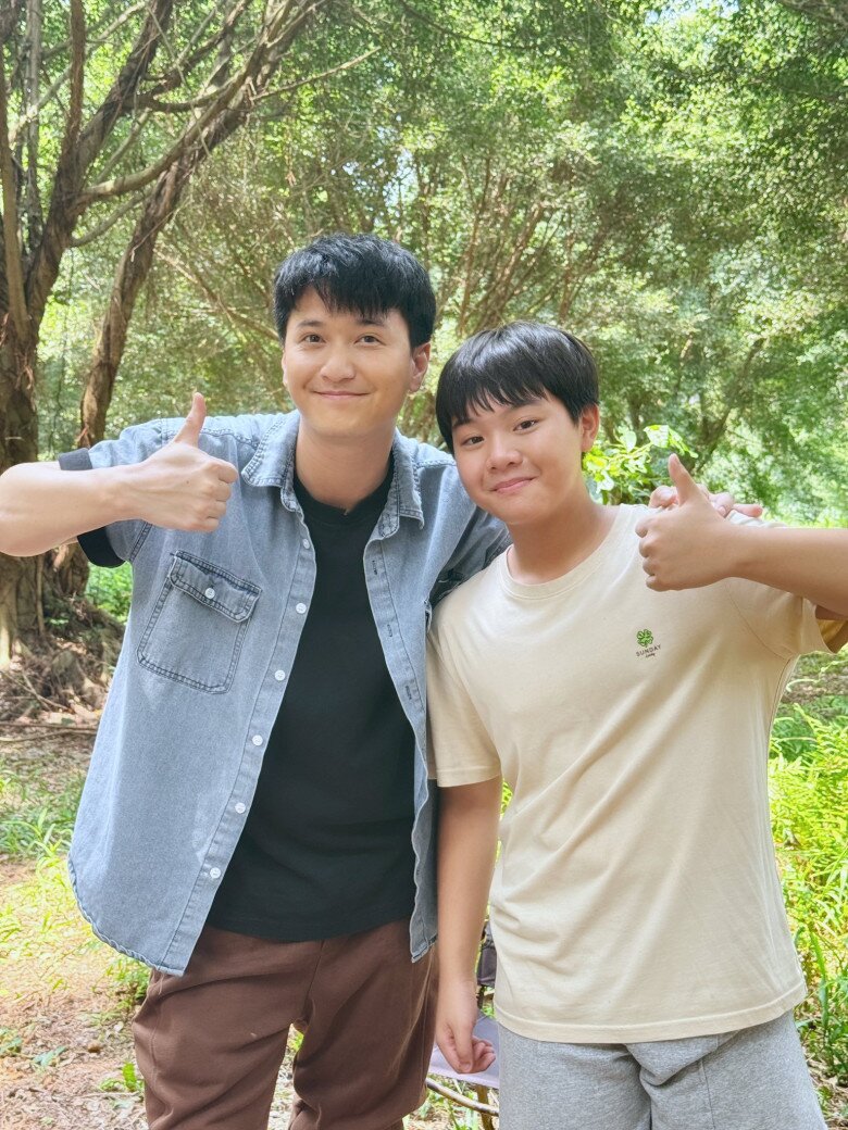 Sự giống nhau của bộ đôi diễn viên đóng vai Bách không khỏi khiến cư dân mạng ngỡ ngàng.