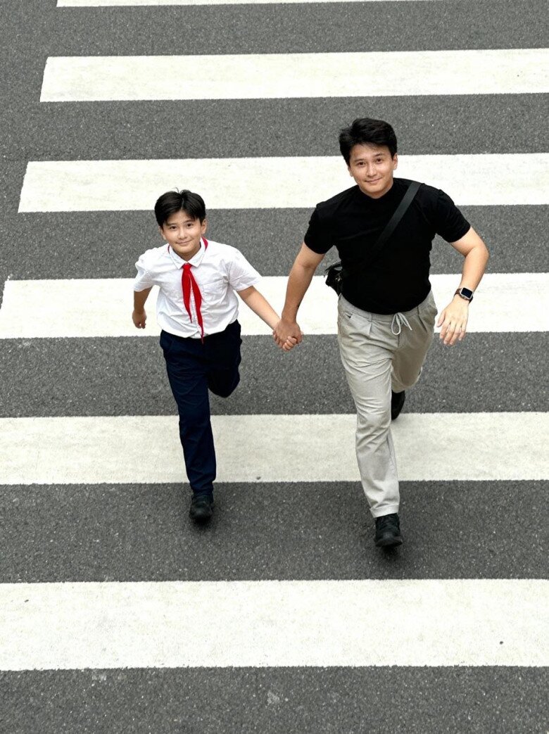 Bức ảnh khiến nhiều người hoang mang không biết Huỳnh Anh thực sự vào vai nào.