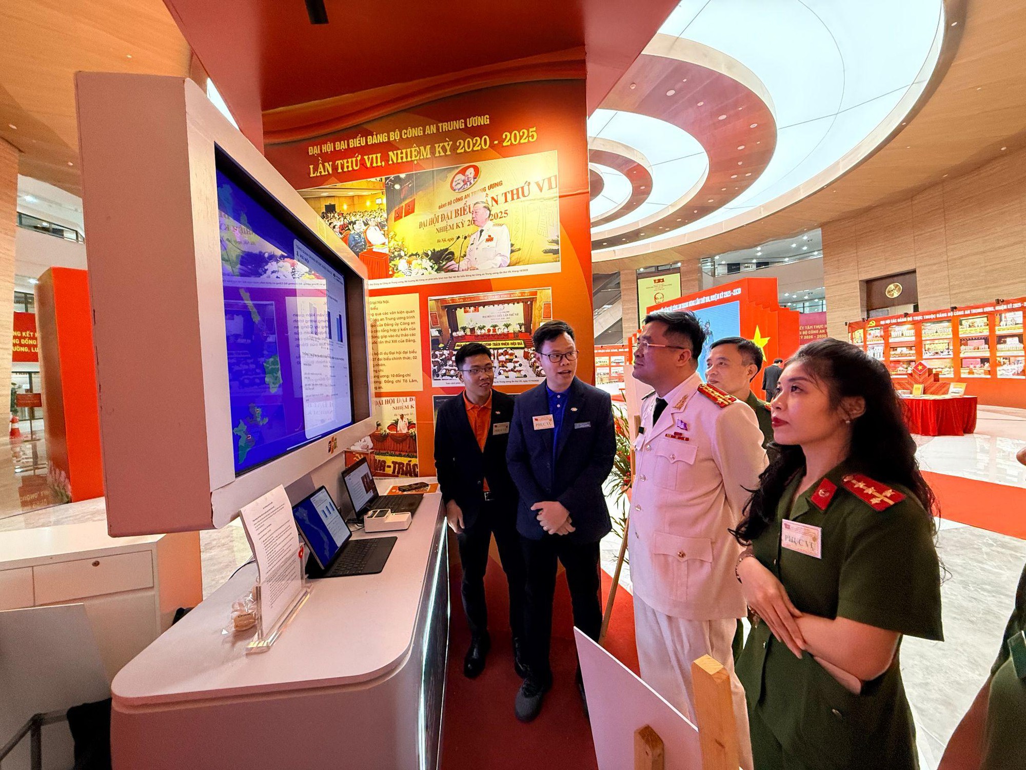 FPT góp dấu ấn tại Đại hội Đảng bộ Công an Trung ương 2 FPT góp dấu ấn tại Đại hội Đảng bộ Công an Trung ương - Ảnh 2.