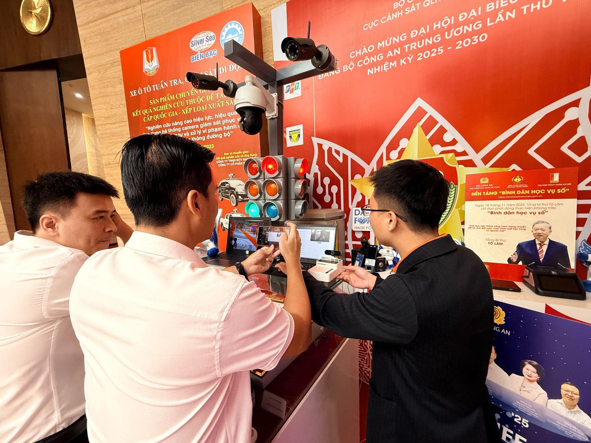 FPT góp dấu ấn tại Đại hội Đảng bộ Công an Trung ương 3 FPT góp dấu ấn tại Đại hội Đảng bộ Công an Trung ương - Ảnh 3.