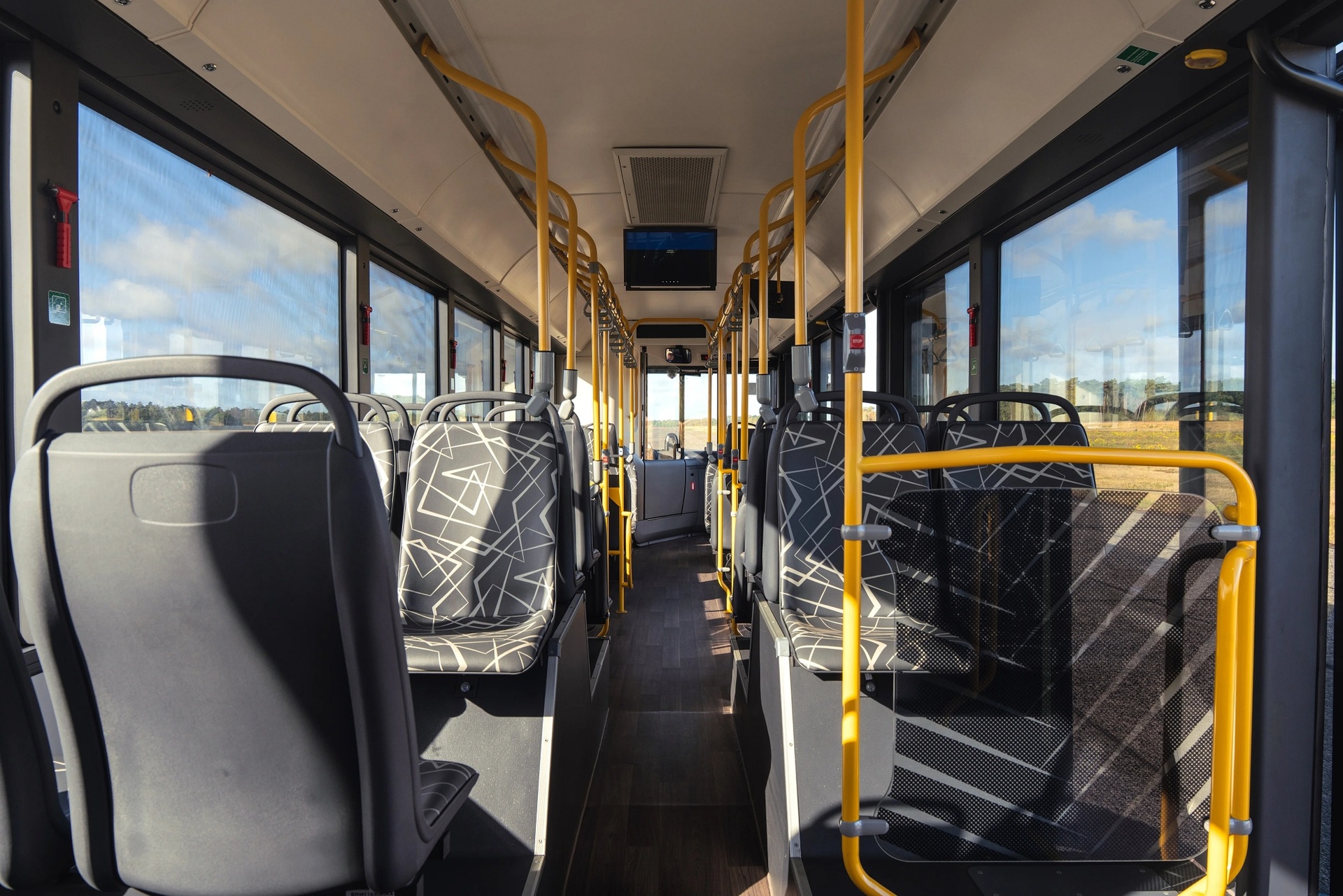 Cận cảnh VinFast EB 12 bán ở châu Âu: Chở được 90 người, đi 400km/lần sạc - 5 Cận cảnh VinFast EB 12 bán ở châu Âu: Chở được 90 người, đi 400km/lần sạc - 5