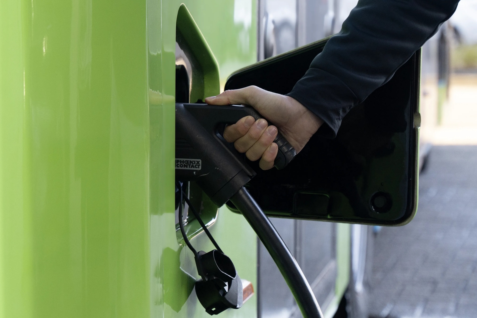 Cận cảnh VinFast EB 12 bán ở châu Âu: Chở được 90 người, đi 400km/lần sạc - 8 Cận cảnh VinFast EB 12 bán ở châu Âu: Chở được 90 người, đi 400km/lần sạc - 8