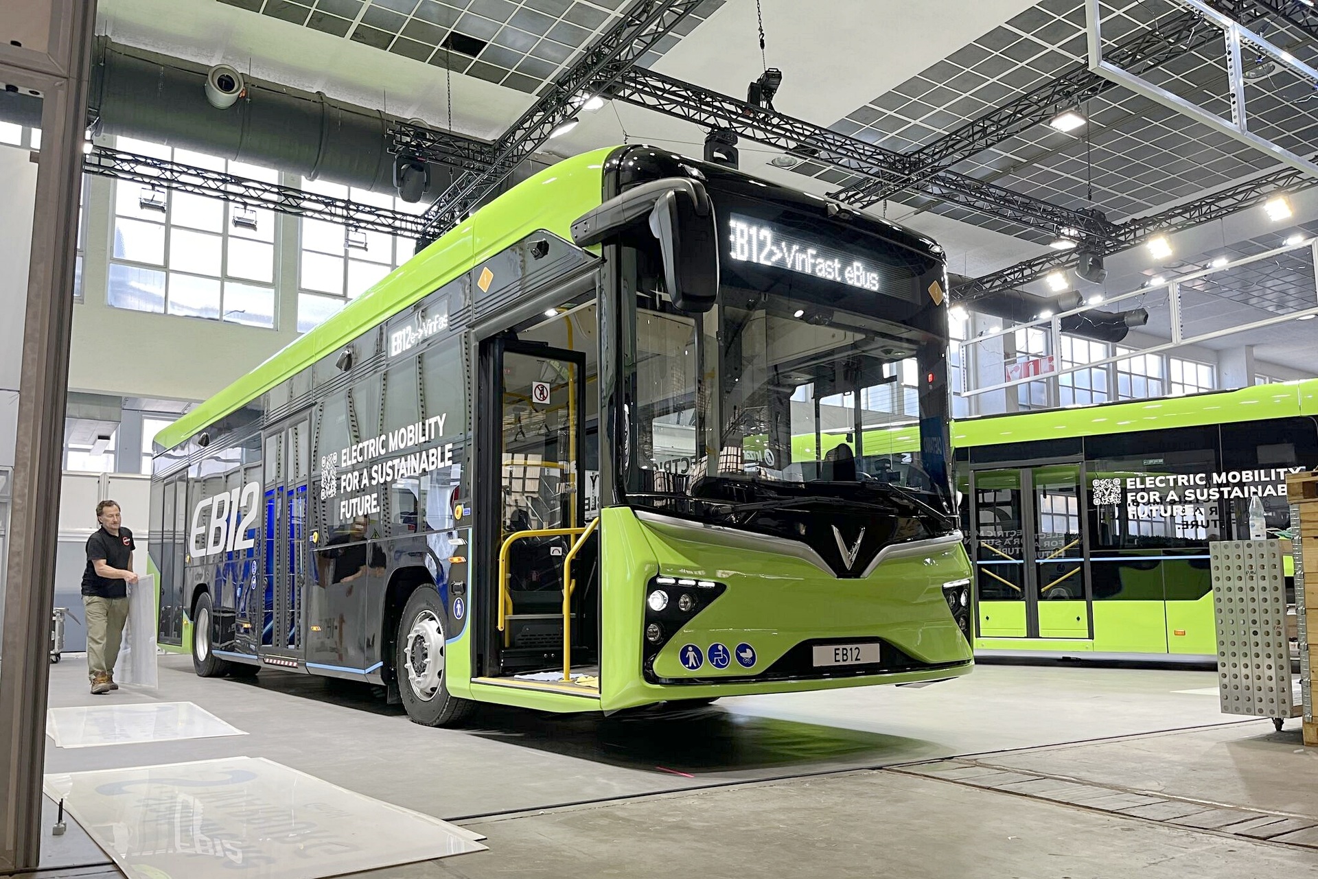 Cận cảnh VinFast EB 12 bán ở châu Âu: Chở được 90 người, đi 400km/lần sạc - 9 Cận cảnh VinFast EB 12 bán ở châu Âu: Chở được 90 người, đi 400km/lần sạc - 9