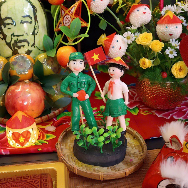 Tò he truyền thống hình chú bộ đội và học sinh, thể hiện lòng biết ơn và tình yêu quê hương đất nước. Ảnh NVCC