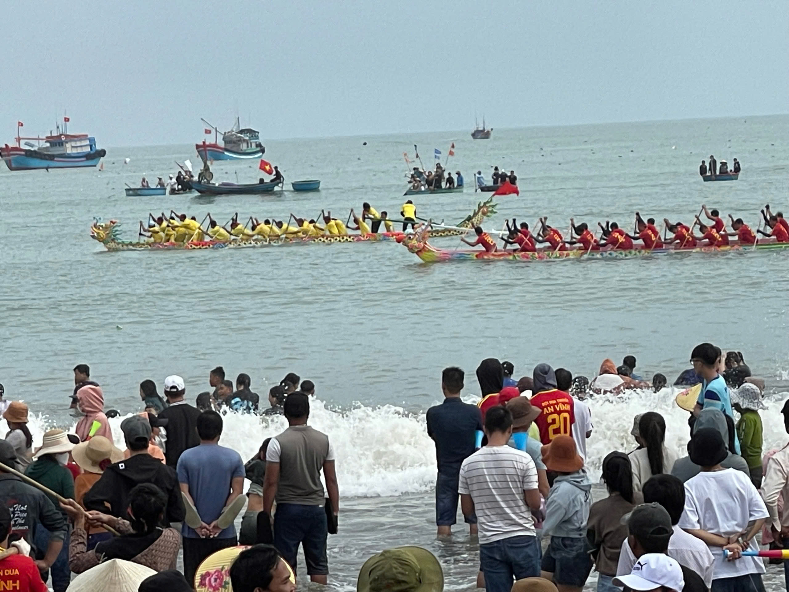 Tình đất, tình người với Hoàng Sa 3 CUỘC THI VIẾT “CHỦ QUYỀN QUỐC GIA BẤT KHẢ XÂM: Tình đất, tình người với Hoàng Sa - Ảnh 3.