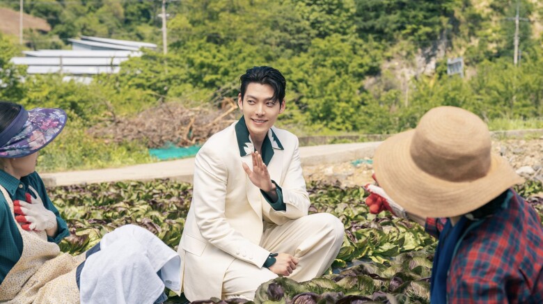 Iblis (Kim Woo Bin) là vị thần đèn cao ngạo và khinh thường con người.