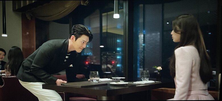 Vì lạ lẫm với thế giới hiện đại, Iblis khi vào nhà hàng đã kéo bàn thay vì kéo ghế cho Ka Young ngồi.