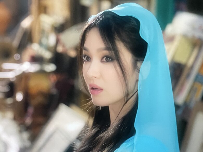 Song Hye Kyo đã âm thầm bay hơn 10 tiếng sang Dubai để làm cameo trong Thần Đèn Ơi, Ước Đi.