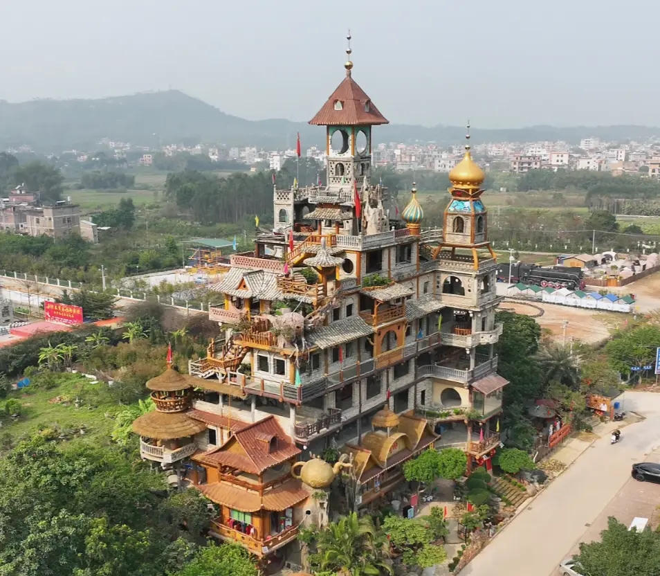 Bên trong "biệt thự điên" 51 tỷ, cao 30m, xây theo trí tưởng tượng suốt 10 năm của một nông dân Trung Quốc - Ảnh 5.