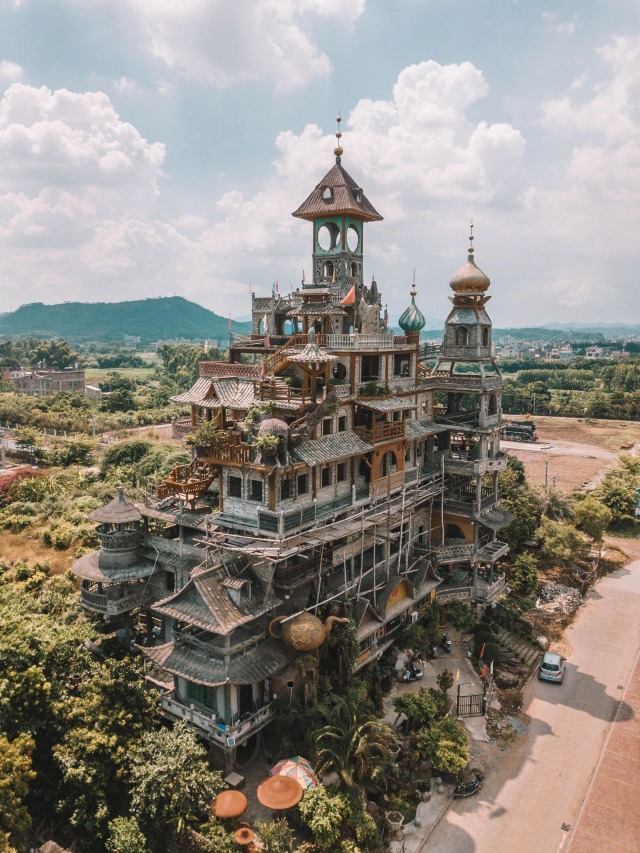 Bên trong "biệt thự điên" 51 tỷ, cao 30m, xây theo trí tưởng tượng suốt 10 năm của một nông dân Trung Quốc - Ảnh 4.