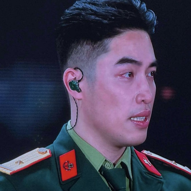 Chỉ 5 phút cạo râu, nam ca sĩ Vbiz như được gỡ “phong ấn”, visual thăng hạng khiến fan gọi từ “chú” sang “chồng”- Ảnh 2.