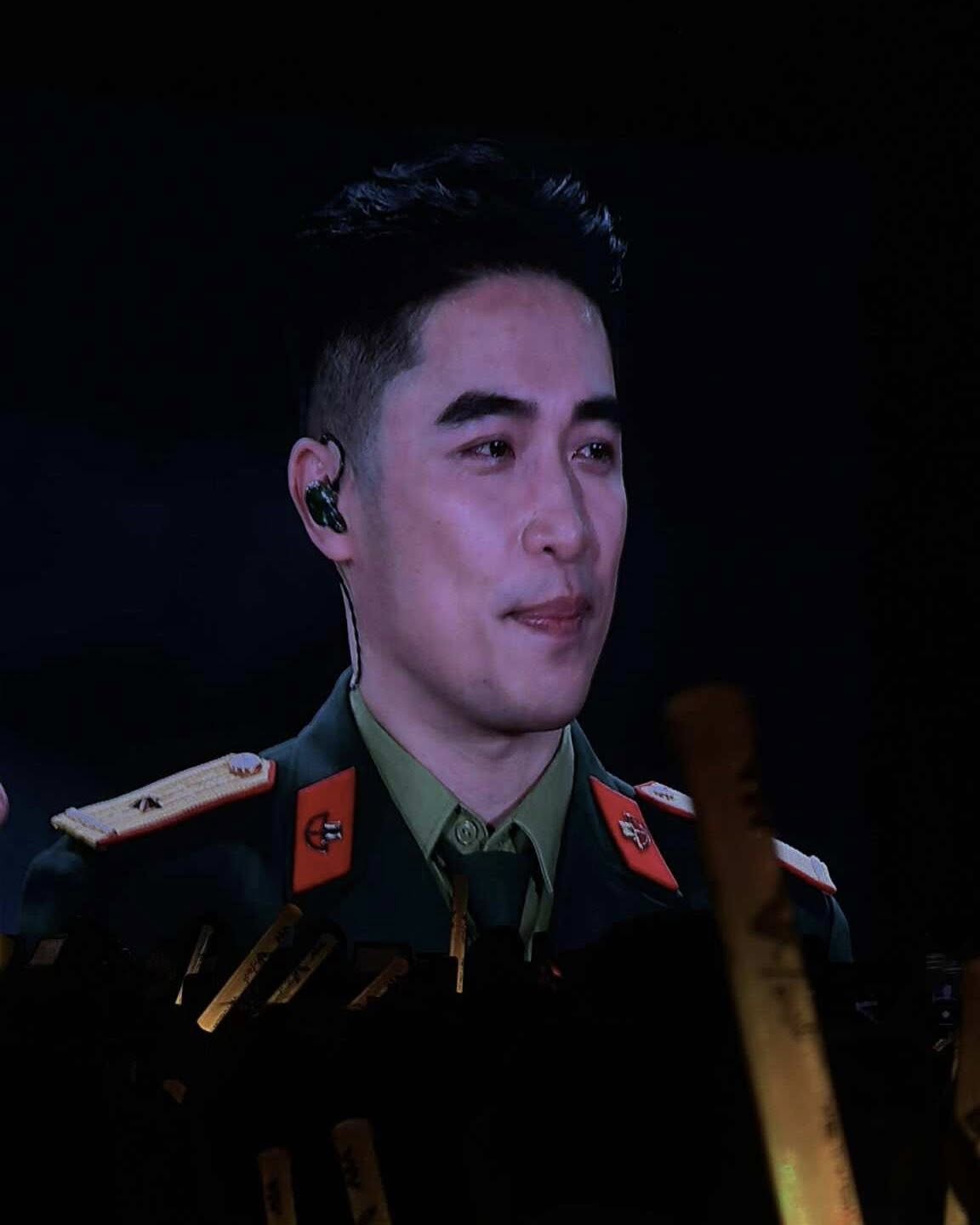 Chỉ 5 phút cạo râu, nam ca sĩ Vbiz như được gỡ “phong ấn”, visual thăng hạng khiến fan gọi từ “chú” sang “chồng”- Ảnh 4.