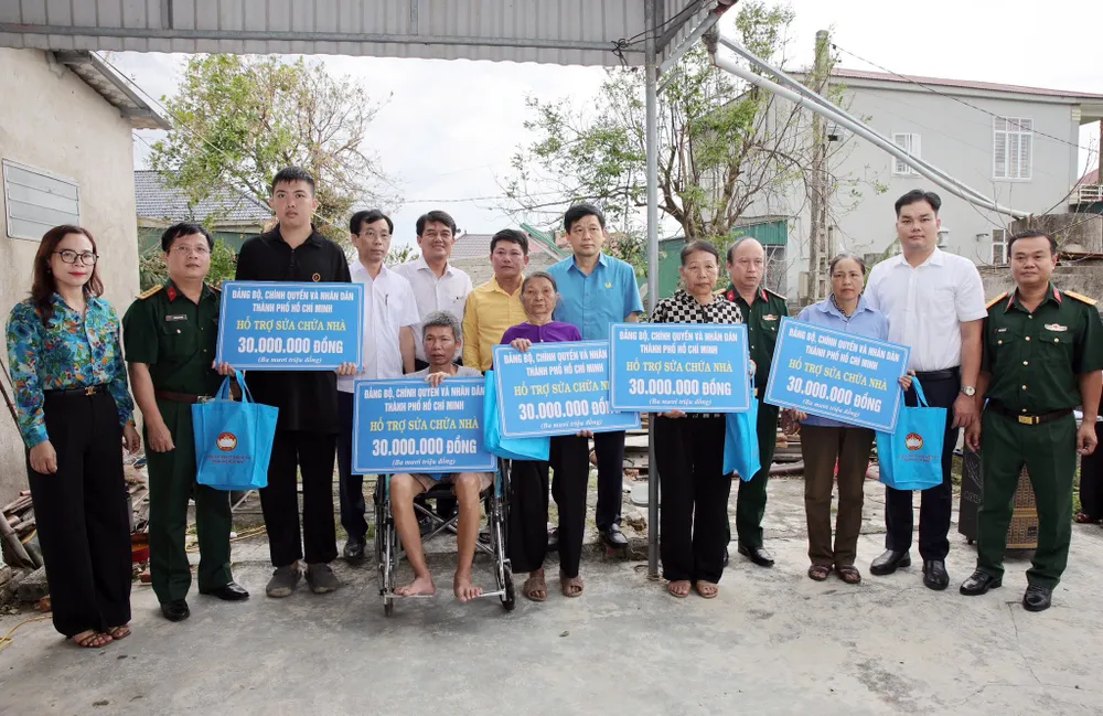 Ông Bùi Thanh Nhân, Ủy viên Ban Thường vụ Thành ủy, Phó Chủ tịch Ủy ban MTTQ Việt Nam TP.HCM, Chủ tịch Liên đoàn Lao động TP.HCM trao chi phí hỗ trợ sửa chữa nhà đến người dân xã Lam Thành, tỉnh Nghệ An. khắc phục hậu quả bão.jpg