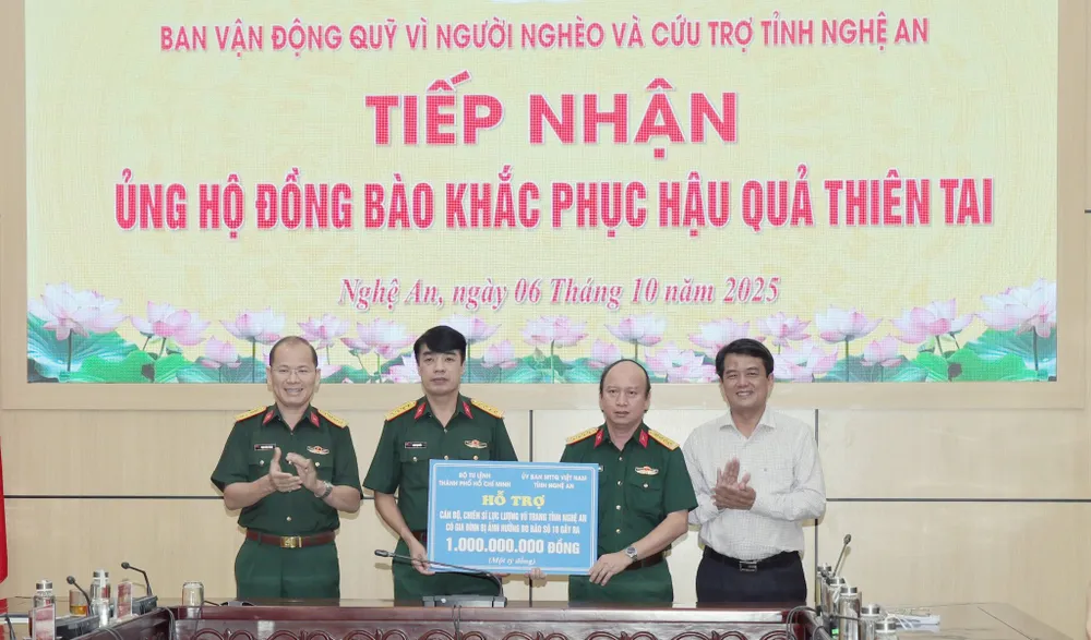 Trao hỗ trợ cán bộ, chiến sĩ lực lượng vũ trang tỉnh Nghệ An có gia đình bị ảnh hưởng do bão số 10 gây ra. TP HCM-giup-Nghe-An.jpg