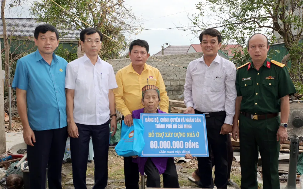 Trao hỗ trợ người dân Nghệ An xây dựng nhà ở. tpchm-giup-dan.jpg