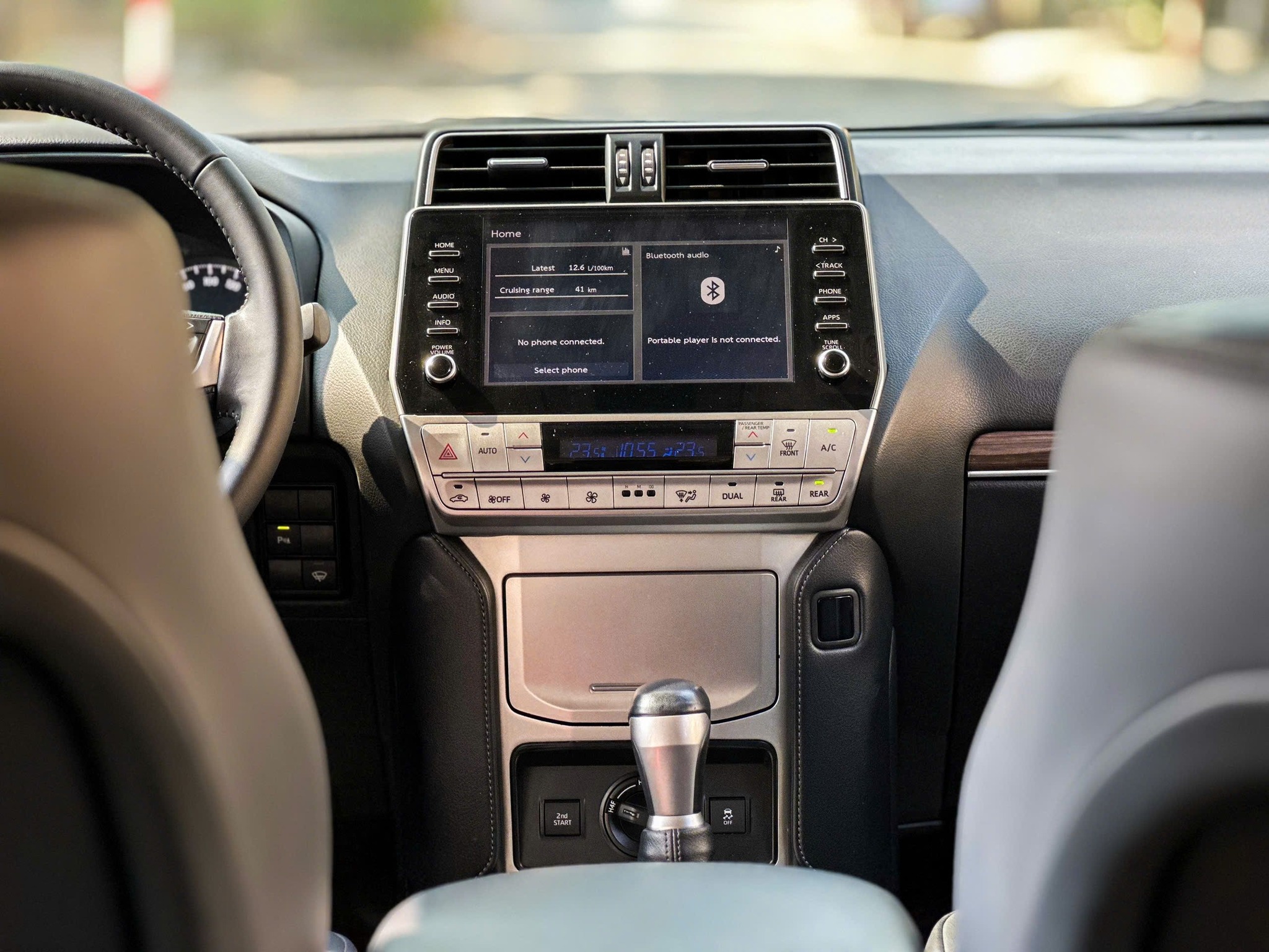 Sử dụng 4 năm, Toyota Land Cruiser Prado cũ vẫn rao giá hơn 2,2 tỉ đồng - Ảnh 3.