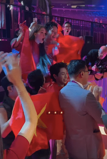 Hậu trường không lên sóng: Cả ekip hát vang “Việt Nam - Hồ Chí Minh” ăn mừng chiến thắng 9 tỷ đồng của Đức Phúc tại Nga- Ảnh 5.