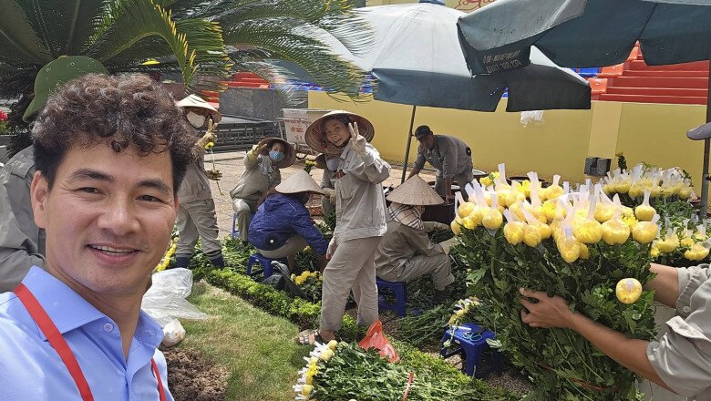 Nam nghệ sĩ chụp ảnh cùng các nhân viên chuẩn bị cho Đại lễ hôm 2/9.