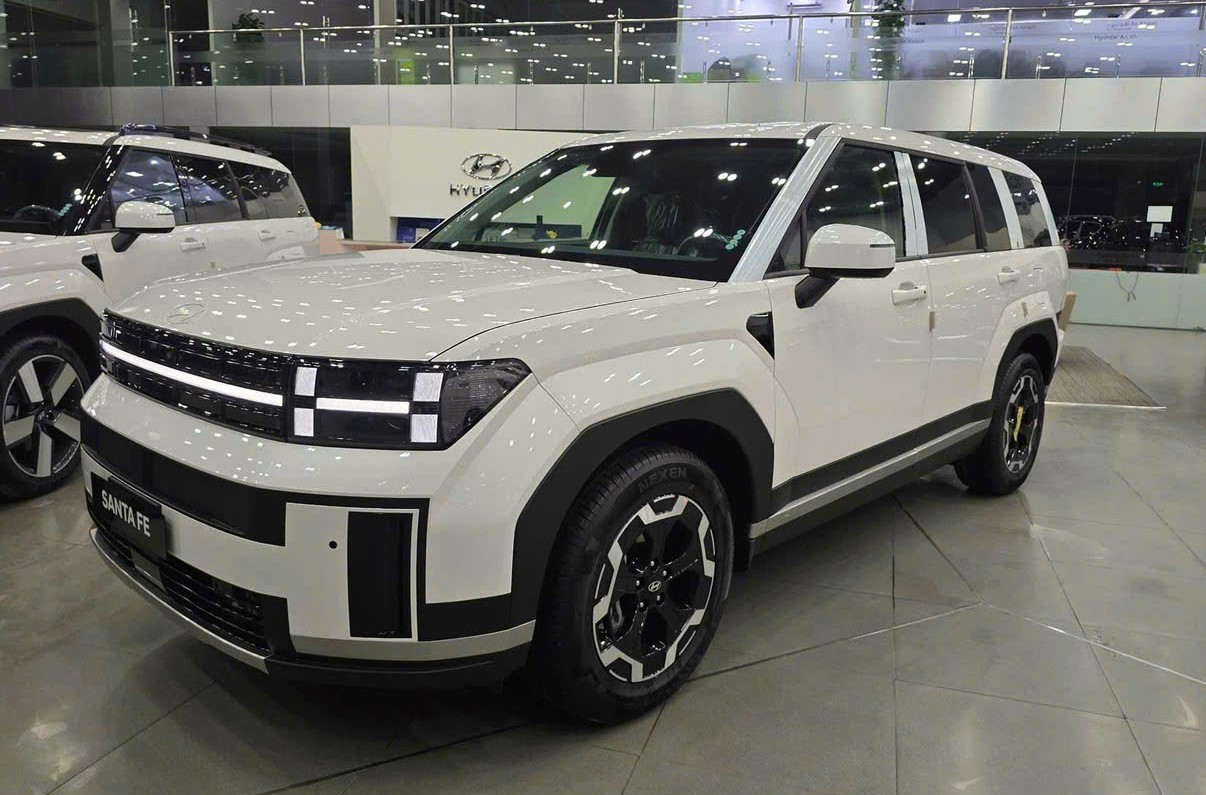 Hyundai Santa Fe lộ diện bản nâng cấp, đã 'sửa' phần đuôi xe gây tranh cãi? - Ảnh 3.