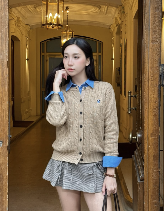 Tôn dáng và thời thượng cùng chân váy ngắn xếp ly- Ảnh 2.