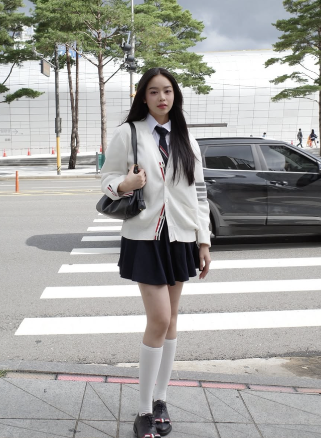 Tôn dáng và thời thượng cùng chân váy ngắn xếp ly- Ảnh 4.