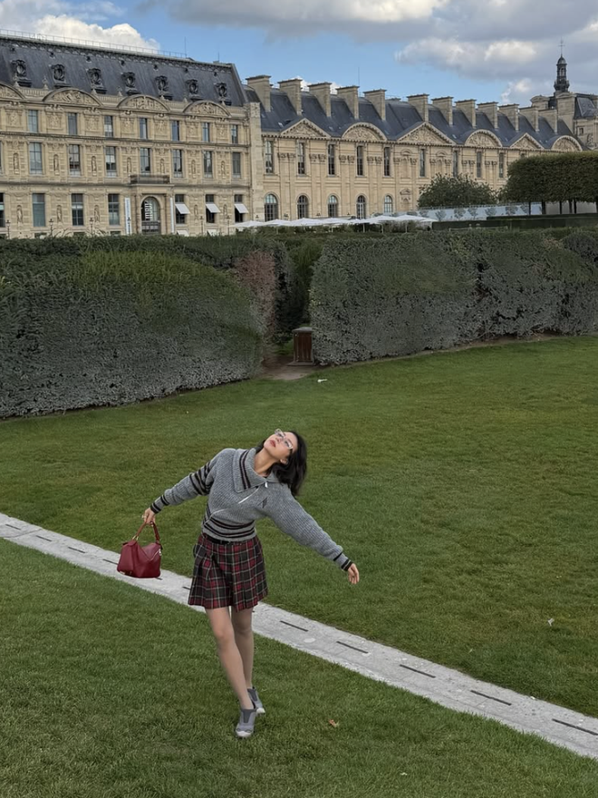 Tôn dáng và thời thượng cùng chân váy ngắn xếp ly- Ảnh 6.