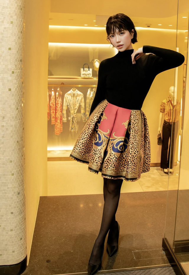 Tôn dáng và thời thượng cùng chân váy ngắn xếp ly- Ảnh 7.