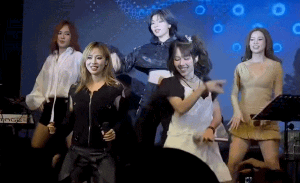 Mỹ nhân bốc lửa biến phòng trà thành club: Visual nét căng như hoa hậu, thần thái cuốn hút đến nghẹt thở- Ảnh 2. Mỹ nhân bốc lửa biến phòng trà thành club: Visual nét căng như hoa hậu, thần thái cuốn hút đến nghẹt thở- Ảnh 2.